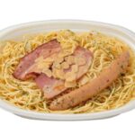 セブンイレブンのやみつきガーリック 大盛ペペロンチーノを比較する。税込価格：700円、カロリー：863kcal、1円あたりカロリー：1.23kcal/円、たんぱく質：34.3g、1円あたりたんぱく質：0.05g/円、脂質：41.2g、炭水化物：92.6g、糖質：84.7g、食物繊維：7.9g、食塩相当量：5.7g。ニンニクの風味と唐辛子の辛味がやみつきになる大盛タイプのペペロンチーノ。ガーリックチップを増量し、香ばしい風味を感じられる仕立てです。アレルギー：卵、乳、小麦。