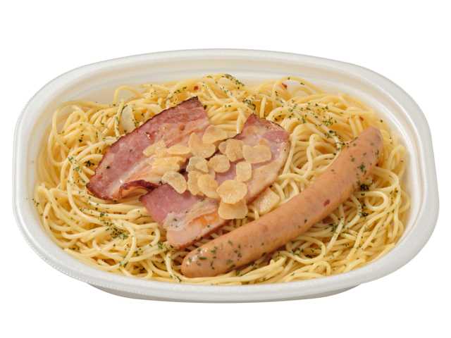 セブンイレブンのやみつきガーリック 大盛ペペロンチーノを比較する。税込価格：700円、カロリー：863kcal、1円あたりカロリー：1.23kcal/円、たんぱく質：34.3g、1円あたりたんぱく質：0.05g/円、脂質：41.2g、炭水化物：92.6g、糖質：84.7g、食物繊維：7.9g、食塩相当量：5.7g。ニンニクの風味と唐辛子の辛味がやみつきになる大盛タイプのペペロンチーノ。ガーリックチップを増量し、香ばしい風味を感じられる仕立てです。アレルギー：卵、乳、小麦。