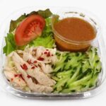 セブンイレブンのごまダレで食べる蒸し鶏ラーメンサラダを比較する。税込価格：397円、カロリー：341kcal、1円あたりカロリー：0.86kcal/円、たんぱく質：14.3g、1円あたりたんぱく質：0.04g/円、脂質：4.8g、炭水化物：61.1g、糖質：59g、食物繊維：2.1g、食塩相当量：3.7g。蒸し鶏と彩り野菜をコクのある胡麻ダレで一緒に食べていただくラーメンサラダです。アレルギー：卵、小麦。