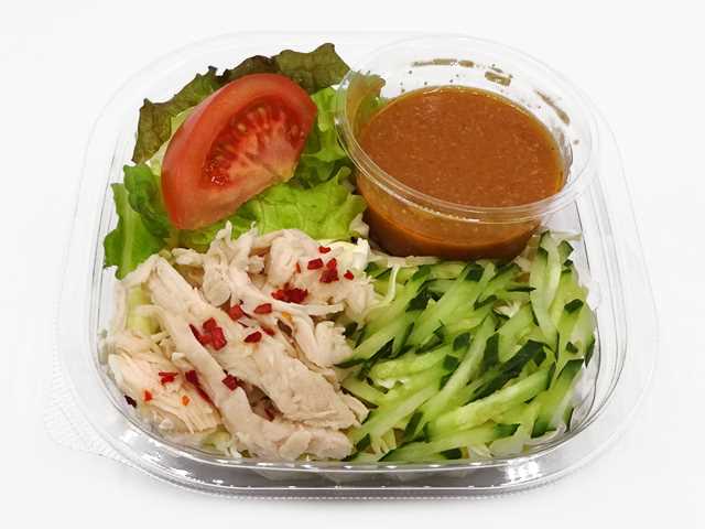 セブンイレブンのごまダレで食べる蒸し鶏ラーメンサラダを比較する。税込価格：397円、カロリー：341kcal、1円あたりカロリー：0.86kcal/円、たんぱく質：14.3g、1円あたりたんぱく質：0.04g/円、脂質：4.8g、炭水化物：61.1g、糖質：59g、食物繊維：2.1g、食塩相当量：3.7g。蒸し鶏と彩り野菜をコクのある胡麻ダレで一緒に食べていただくラーメンサラダです。アレルギー：卵、小麦。