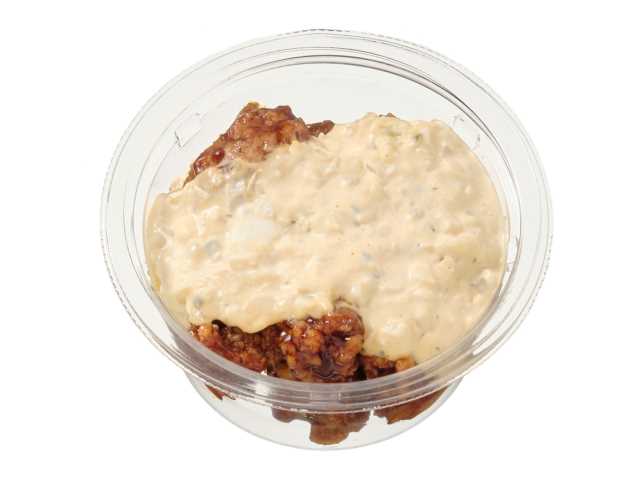 セブンイレブンの冷たいまま食べるチキン南蛮を比較する。税込価格：322円、カロリー：394kcal、1円あたりカロリー：1.22kcal/円、たんぱく質：13.4g、1円あたりたんぱく質：0.04g/円、脂質：24.3g、炭水化物：31g、糖質：29.9g、食物繊維：1.1g、食塩相当量：2.4g。冷たくてもおいしい唐揚げに甘酸っぱいタレを絡ませ、コク感のあるタルタルソースと合わせて食べる仕立てです。アレルギー：卵、乳、小麦。