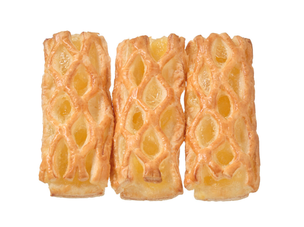 セブンイレブンのアップルパイ ３個入を比較する。税込価格：192円、カロリー：158kcal、1円あたりカロリー：0.82kcal/円、たんぱく質：2.4g、1円あたりたんぱく質：0.01g/円、脂質：6.3g、炭水化物：23.2g、糖質：22.5g、食物繊維：0.7g、食塩相当量：0.3g。香ばしいパイ生地とりんごの食感＆味わいを楽しめる、食べやすいスティック形状のアップルパイ３個入です。アレルギー：卵、乳、小麦。