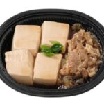 セブンイレブンのなめらか豆腐の牛すき煮を比較する。税込価格：430円、カロリー：199kcal、1円あたりカロリー：0.46kcal/円、たんぱく質：13.5g、1円あたりたんぱく質：0.03g/円、脂質：10.6g、炭水化物：13.2g、糖質：11.4g、食物繊維：1.8g、食塩相当量：2.5g。なめらかな豆腐に野菜や肉を組み合わせた牛すき仕立ての商品です。アレルギー：小麦。