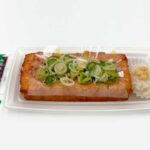 セブンイレブンのおつまみ 焼き油揚げ（葱・大根おろし添え）を比較する。税込価格：421円、カロリー：304kcal、1円あたりカロリー：0.72kcal/円、たんぱく質：24.7g、1円あたりたんぱく質：0.06g/円、脂質：21.5g、炭水化物：4.2g、糖質：1.7g、食物繊維：2.5g、食塩相当量：1.4g。油揚げを香ばしく焼きあげて、葱と大根おろしをのせたおつまみです。アレルギー：小麦。
