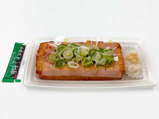 セブンイレブンのおつまみ 焼き油揚げ（葱・大根おろし添え）を比較する。税込価格：421円、カロリー：304kcal、1円あたりカロリー：0.72kcal/円、たんぱく質：24.7g、1円あたりたんぱく質：0.06g/円、脂質：21.5g、炭水化物：4.2g、糖質：1.7g、食物繊維：2.5g、食塩相当量：1.4g。油揚げを香ばしく焼きあげて、葱と大根おろしをのせたおつまみです。アレルギー：小麦。