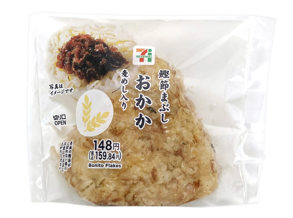 セブンイレブンの鰹節まぶしおむすび おかか 麦めし入り。税込価格：160円、カロリー：208kcal、たんぱく質：6.1g、脂質：1.4g、炭水化物：44g、糖質：41.3g、食物繊維：2.7g、食塩相当量：1.8g。甘辛く味付けしたおかか煮を、麦入りのだし飯で包んだおむすびです。アレルギー：小麦。