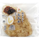 セブンイレブンの鰹節まぶしおむすび おかか 麦めし入り。税込価格：160円、カロリー：208kcal、たんぱく質：6.1g、脂質：1.4g、炭水化物：44g、糖質：41.3g、食物繊維：2.7g、食塩相当量：1.8g。甘辛く味付けしたおかか煮を、麦入りのだし飯で包んだおむすびです。アレルギー：小麦。