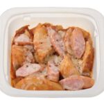 セブンイレブンのスパイシーチリトマト ポテト＆ソーセージを比較する。税込価格：387円、カロリー：288kcal、1円あたりカロリー：0.74kcal/円、たんぱく質：11.8g、1円あたりたんぱく質：0.03g/円、脂質：13.9g、炭水化物：31.4g、糖質：26.3g、食物繊維：5.1g、食塩相当量：3.2g。スパイスとにんにくを効かせたトマトソースと、じゃがいも・ペンネ・ソーセージを組み合わせたボリューム感のあるチーズ焼きです。やみつきになる味わいに仕上げました。アレルギー：乳、小麦。