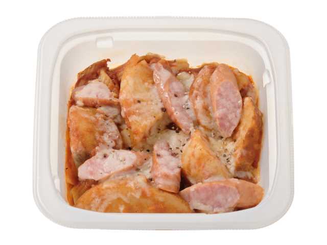 セブンイレブンのスパイシーチリトマト ポテト＆ソーセージを比較する。税込価格：387円、カロリー：288kcal、1円あたりカロリー：0.74kcal/円、たんぱく質：11.8g、1円あたりたんぱく質：0.03g/円、脂質：13.9g、炭水化物：31.4g、糖質：26.3g、食物繊維：5.1g、食塩相当量：3.2g。スパイスとにんにくを効かせたトマトソースと、じゃがいも・ペンネ・ソーセージを組み合わせたボリューム感のあるチーズ焼きです。やみつきになる味わいに仕上げました。アレルギー：乳、小麦。