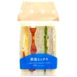 セブンイレブンの野菜ミックスサンドを比較する。税込価格：356円、カロリー：294kcal、1円あたりカロリー：0.82kcal/円、たんぱく質：8.7g、1円あたりたんぱく質：0.02g/円、脂質：14.8g、炭水化物：32.6g、糖質：30.4g、食物繊維：2.2g、食塩相当量：1.5g。様々な具材を味わえる野菜のミックスサンドです。パン生地をよりふんわりとした食感に変更しました。アレルギー：卵、乳、小麦。