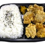 セブンイレブンの若鶏の唐揚げ弁当を比較する。税込価格：745円、カロリー：714kcal、1円あたりカロリー：0.96kcal/円、たんぱく質：34.5g、1円あたりたんぱく質：0.05g/円、脂質：24.5g、炭水化物：91.2g、糖質：86.7g、食物繊維：4.5g、食塩相当量：3g。生姜とにんにくを効かせた旨みのある唐揚げのお弁当です。アレルギー：卵、乳、小麦。