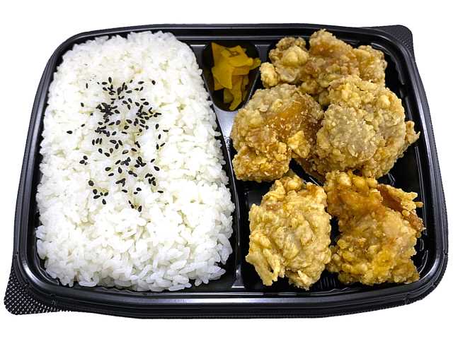 セブンイレブンの若鶏の唐揚げ弁当を比較する。税込価格：745円、カロリー：714kcal、1円あたりカロリー：0.96kcal/円、たんぱく質：34.5g、1円あたりたんぱく質：0.05g/円、脂質：24.5g、炭水化物：91.2g、糖質：86.7g、食物繊維：4.5g、食塩相当量：3g。生姜とにんにくを効かせた旨みのある唐揚げのお弁当です。アレルギー：卵、乳、小麦。