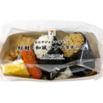 セブンイレブンのおむすび＆おかず 紅鮭・和風ツナマヨネーズを比較する。税込価格：486円、カロリー：559kcal、1円あたりカロリー：1.15kcal/円、たんぱく質：16.5g、1円あたりたんぱく質：0.03g/円、脂質：20.8g、炭水化物：78.1g、糖質：74.6g、食物繊維：3.5g、食塩相当量：3.4g。人気具材の紅鮭と和風ツナマヨネーズのおむすびとおかずを詰合せました。アレルギー：卵、乳、小麦。