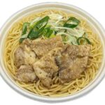 セブンイレブンの豚トロねぎ盛り塩焼そばを比較する。税込価格：540円、カロリー：739kcal、1円あたりカロリー：1.37kcal/円、たんぱく質：24.1g、1円あたりたんぱく質：0.04g/円、脂質：30.6g、炭水化物：93.7g、糖質：90.1g、食物繊維：3.6g、食塩相当量：5.4g。塩だれと黒胡椒で味付けし、豚トロとねぎを盛り付けた塩焼そばです。アレルギー：卵、小麦。