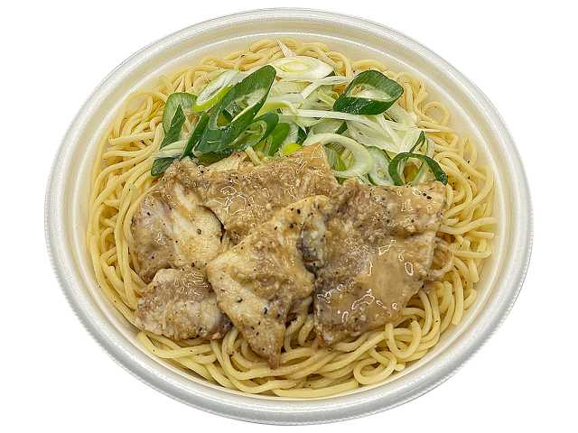 セブンイレブンの豚トロねぎ盛り塩焼そばを比較する。税込価格：540円、カロリー：739kcal、1円あたりカロリー：1.37kcal/円、たんぱく質：24.1g、1円あたりたんぱく質：0.04g/円、脂質：30.6g、炭水化物：93.7g、糖質：90.1g、食物繊維：3.6g、食塩相当量：5.4g。塩だれと黒胡椒で味付けし、豚トロとねぎを盛り付けた塩焼そばです。アレルギー：卵、小麦。