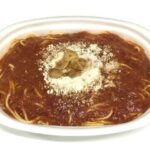 セブンイレブンの大盛トマトとニンニクのパスタを比較する。税込価格:572円、カロリー:750kcal、1円あたりカロリー:1.31kcal/円、たんぱく質:29.1g、1円あたりたんぱく質:0.05g/円、脂質:25g、炭水化物:106.1g、糖質:98.3g、食物繊維:7.8g、食塩相当量:5.9g。トマトガーリックソースを使用した大盛のパスタです。アレルギー:乳、小麦。