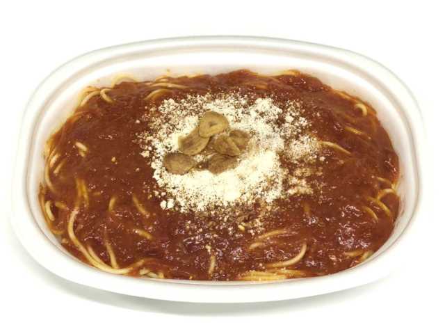 セブンイレブンの大盛トマトとニンニクのパスタを比較する。税込価格：572円、カロリー：750kcal、1円あたりカロリー：1.31kcal/円、たんぱく質：29.1g、1円あたりたんぱく質：0.05g/円、脂質：25g、炭水化物：106.1g、糖質：98.3g、食物繊維：7.8g、食塩相当量：5.9g。トマトガーリックソースを使用した大盛のパスタです。アレルギー：乳、小麦。