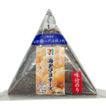 セブンイレブンの味付海苔海老マヨネーズこだわり卵のマヨネーズを比較する。税込価格：218円、カロリー：251kcal、1円あたりカロリー：1.15kcal/円、たんぱく質：4.7g、1円あたりたんぱく質：0.02g/円、脂質：9.7g、炭水化物：37g、糖質：35.2g、食物繊維：1.8g、食塩相当量：1.4g。味付け海苔を使用した海老マヨネーズのおむすびです。アレルギー：卵、乳、小麦、えび。