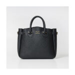 YOUNG & OLSEN The DRYGOODS STORE BELTED TOTE BAG BOOK BLACK ファミリーマート 「ヤングアンドオルセン」のバッグ付きブランドムック新作のレザー調トートバッグです。 【サイズ】 サイズ(約)：高さ24.5×幅28×マチ12cm〔最大〕 耐荷重(約)：4kg 容量(約)：8L。