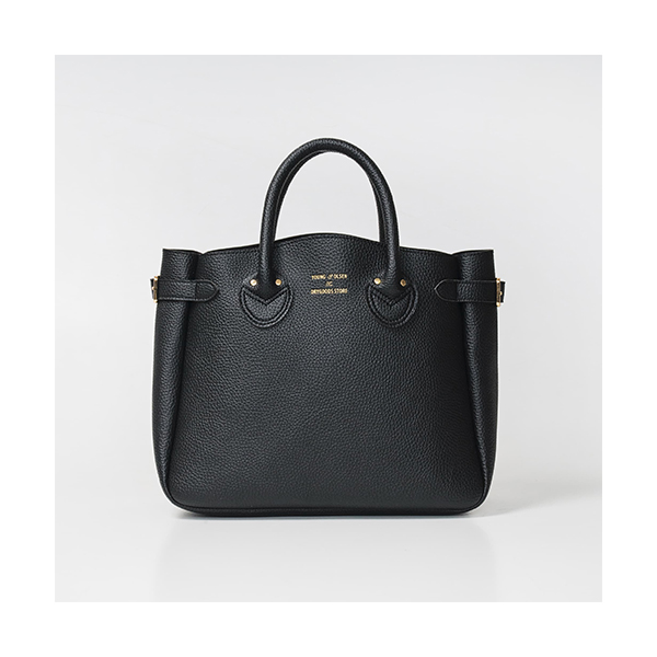 YOUNG & OLSEN The DRYGOODS STORE BELTED TOTE BAG BOOK BLACK ファミリーマート 「ヤングアンドオルセン」のバッグ付きブランドムック新作のレザー調トートバッグです。 【サイズ】 サイズ(約)：高さ24.5×幅28×マチ12cm〔最大〕 耐荷重(約)：4kg 容量(約)：8L。