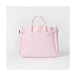 sweet presents YOUNG & OLSEN The DRYGOODS STORE BELTED TOTE BAG BOOK PINK ファミリーマート ファッション雑誌「sweet」コラボの「ヤングアンドオルセン」バッグBOOKです。 ベルトトートをベースにしたかわいいピンクのレザー調トートバッグです。 【サイズ】 サイズ(約)：高さ24.5×幅28×マチ12cm〔最大〕 耐荷重(約)：4kg 容量(約)：8L。