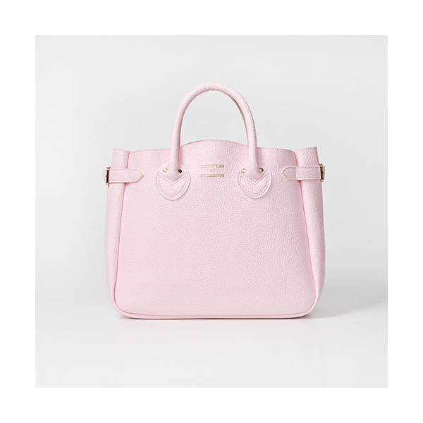 sweet presents YOUNG & OLSEN The DRYGOODS STORE BELTED TOTE BAG BOOK PINK ファミリーマート ファッション雑誌「sweet」コラボの「ヤングアンドオルセン」バッグBOOKです。 ベルトトートをベースにしたかわいいピンクのレザー調トートバッグです。 【サイズ】 サイズ(約)：高さ24.5×幅28×マチ12cm〔最大〕 耐荷重(約)：4kg 容量(約)：8L。