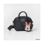 sweet presents YOUNG & OLSEN The DRYGOODS STORE SHOULDER BAG BOOK with Disney MINNIE MOUSE ファミリーマート ファッション雑誌「sweet」コラボの「ヤングアンドオルセン」バッグBOOKです。 Disney ミニーマウスデザインのショルダーバッグです。 【サイズ】 ショルダーバッグ：高さ14×幅17.5×マチ7cm ショルダーバストラップの長さ110cm〔最長〕 チャームポーチ：高さ10×幅9×マチ1.5cm (収納部分：直径6.5×マチ1.5cm) 耐荷重(約)：4kg 容量(約)：2L。