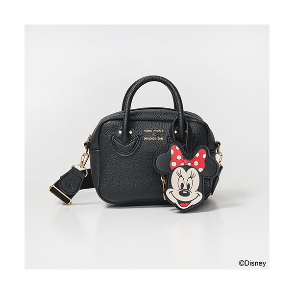 sweet presents YOUNG & OLSEN The DRYGOODS STORE SHOULDER BAG BOOK with Disney MINNIE MOUSE ファミリーマート ファッション雑誌「sweet」コラボの「ヤングアンドオルセン」バッグBOOKです。 Disney ミニーマウスデザインのショルダーバッグです。 【サイズ】 ショルダーバッグ：高さ14×幅17.5×マチ7cm ショルダーバストラップの長さ110cm〔最長〕 チャームポーチ：高さ10×幅9×マチ1.5cm (収納部分：直径6.5×マチ1.5cm) 耐荷重(約)：4kg 容量(約)：2L。