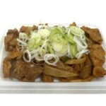セブンイレブンの豚ホルモンのピリ辛味噌焼きを比較する。税込価格：421円、カロリー：221kcal、1円あたりカロリー：0.52kcal/円、たんぱく質：19.3g、1円あたりたんぱく質：0.05g/円、脂質：9.9g、炭水化物：14.2g、糖質：13.1g、食物繊維：1.1g、食塩相当量：2.9g。ピリ辛味噌ダレで焼き上げた豚ホルモンです。味噌のコクと豆板醤と唐辛子のほどよい辛さが後を引き、ご飯にもお酒にもよく合う味わいに仕上げました。アレルギー：小麦。