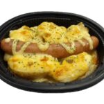 セブンイレブンのソーセージとポテトのマヨネーズ焼きを比較する。税込価格：400円、カロリー：544kcal、1円あたりカロリー：1.36kcal/円、たんぱく質：11.9g、1円あたりたんぱく質：0.03g/円、脂質：44.8g、炭水化物：24.3g、糖質：22.1g、食物繊維：2.2g、食塩相当量：1.8g。マヨネーズソース、チーズを絡めながら食べていただく仕立てです。ソーセージ丸ごと１本とじゃがいもを具材として盛りつけています。アレルギー：卵、乳、小麦。