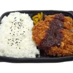セブンイレブンの豚ロースとんかつ弁当を比較する。税込価格:754円、カロリー:865kcal、1円あたりカロリー:1.15kcal/円、たんぱく質:35.9g、1円あたりたんぱく質:0.05g/円、脂質:34.7g、炭水化物:104.9g、糖質:99.4g、食物繊維:5.5g、食塩相当量:3.3g。豚ロース肉のとんかつを楽しめるお弁当です。アレルギー:卵、小麦。