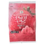 セブンイレブンの７プレミアム くちどけいちごを比較する。税込価格：192円、カロリー：49kcal、1円あたりカロリー：0.25kcal/円、たんぱく質：0.4g、1円あたりたんぱく質：0.01未満g/円、脂質：0.1g、炭水化物：11.7g、糖質：10.6g、食物繊維：1.1g、食塩相当量：0g。凍っているのにやわらかい食感のいちごです。アレルギー：なし。