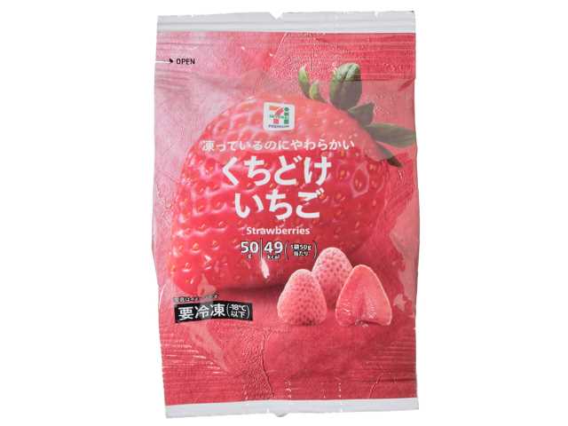 セブンイレブンの７プレミアム くちどけいちごを比較する。税込価格：192円、カロリー：49kcal、1円あたりカロリー：0.25kcal/円、たんぱく質：0.4g、1円あたりたんぱく質：0.01未満g/円、脂質：0.1g、炭水化物：11.7g、糖質：10.6g、食物繊維：1.1g、食塩相当量：0g。凍っているのにやわらかい食感のいちごです。アレルギー：なし。
