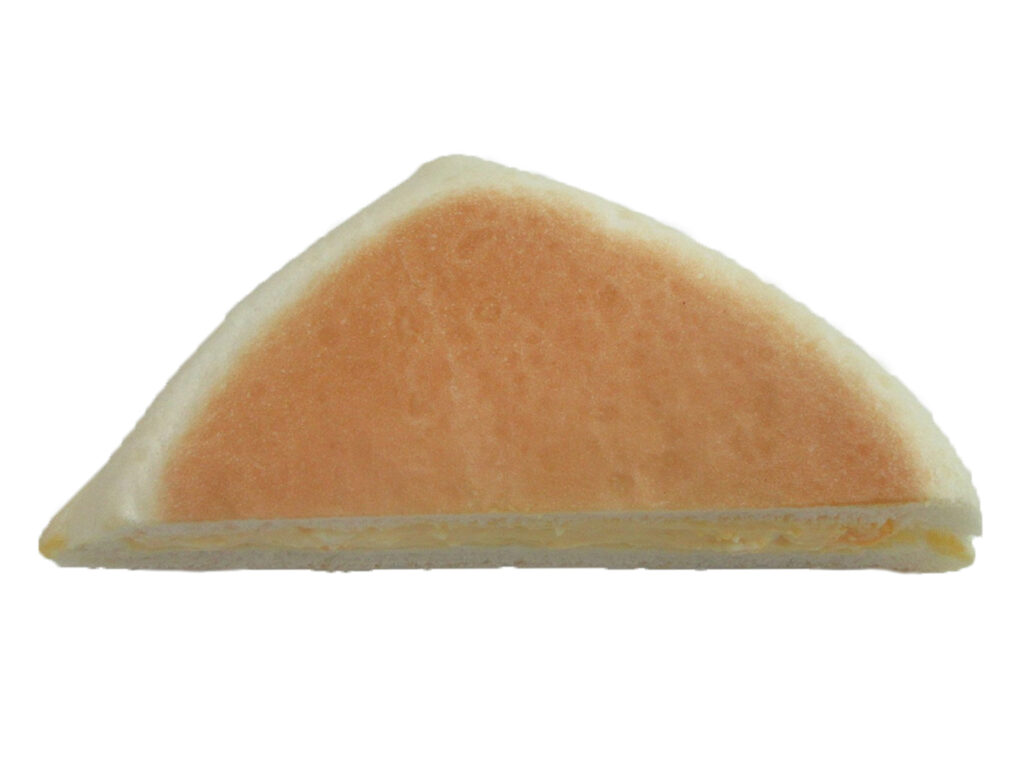 セブンイレブンのたまごサンドを比較する。税込価格：127円、カロリー：271kcal、1円あたりカロリー：2.13kcal/円、たんぱく質：5.1g、1円あたりたんぱく質：0.04g/円、脂質：18.4g、炭水化物：21.6g、糖質：20.9g、食物繊維：0.7g、食塩相当量：1.2g。ソフトな食感のパンに、たまごフィリングをサンドした惣菜パンです。アレルギー：卵、乳、小麦。