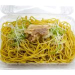 セブンイレブンの屋台風塩焼そばを比較する。税込価格：400円、カロリー：617kcal、1円あたりカロリー：1.54kcal/円、たんぱく質：18.3g、1円あたりたんぱく質：0.05g/円、脂質：23g、炭水化物：86.1g、糖質：82.4g、食物繊維：3.7g、食塩相当量：4.2g。屋台をイメージしフードパックに盛付けた塩焼そばです。アレルギー：卵、小麦。