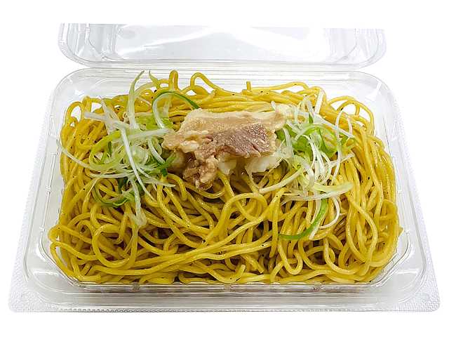 セブンイレブンの屋台風塩焼そばを比較する。税込価格：400円、カロリー：617kcal、1円あたりカロリー：1.54kcal/円、たんぱく質：18.3g、1円あたりたんぱく質：0.05g/円、脂質：23g、炭水化物：86.1g、糖質：82.4g、食物繊維：3.7g、食塩相当量：4.2g。屋台をイメージしフードパックに盛付けた塩焼そばです。アレルギー：卵、小麦。