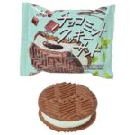 セブンイレブンのフタバ食品 チョコミントクッキーサンドを比較する。税込価格：205円。アレルギー：卵、乳、小麦。