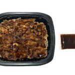 セブンイレブンの炭火焼き牛カルビ弁当 特製タレ付きを比較する。税込価格：689円、カロリー：698kcal、1円あたりカロリー：1.01kcal/円、たんぱく質：19g、1円あたりたんぱく質：0.03g/円、脂質：17.9g、炭水化物：115.7g、糖質：114.6g、食物繊維：1.1g、食塩相当量：2.5g。炭火で香ばしく焼き上げた牛カルビに、フルーティな特製の焼肉タレをかけて召し上がって頂くお弁当です。アレルギー：小麦。