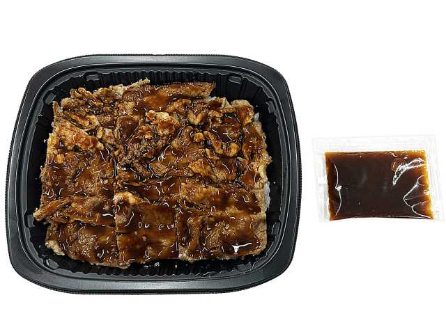 セブンイレブンの炭火焼き牛カルビ弁当 特製タレ付きを比較する。税込価格：689円、カロリー：698kcal、1円あたりカロリー：1.01kcal/円、たんぱく質：19g、1円あたりたんぱく質：0.03g/円、脂質：17.9g、炭水化物：115.7g、糖質：114.6g、食物繊維：1.1g、食塩相当量：2.5g。炭火で香ばしく焼き上げた牛カルビに、フルーティな特製の焼肉タレをかけて召し上がって頂くお弁当です。アレルギー：小麦。