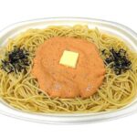 セブンイレブンの明太マヨのスパゲティ 博多辛子明太子使用を比較する。税込価格：529円、カロリー：993kcal、1円あたりカロリー：1.88kcal/円、たんぱく質：30.2g、1円あたりたんぱく質：0.06g/円、脂質：44.1g、炭水化物：123g、糖質：114.6g、食物繊維：8.4g、食塩相当量：6.4g。明太子やマヨネーズを使用した濃厚なソースのスパゲティです。アレルギー：卵、乳、小麦。