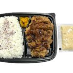 セブンイレブンの若鶏のチキン南蛮弁当を比較する。税込価格：808円、カロリー：950kcal、1円あたりカロリー：1.18kcal/円、たんぱく質：28.1g、1円あたりたんぱく質：0.03g/円、脂質：43.7g、炭水化物：112.3g、糖質：109.8g、食物繊維：2.5g、食塩相当量：5g。柑橘系の爽やかな後味が特長の甘酢を絡めたジューシーなチキン南蛮のお弁当です。アレルギー：卵、乳、小麦。