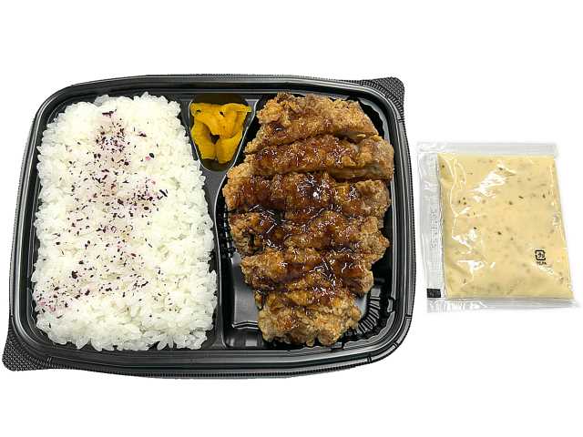 セブンイレブンの若鶏のチキン南蛮弁当を比較する。税込価格：808円、カロリー：950kcal、1円あたりカロリー：1.18kcal/円、たんぱく質：28.1g、1円あたりたんぱく質：0.03g/円、脂質：43.7g、炭水化物：112.3g、糖質：109.8g、食物繊維：2.5g、食塩相当量：5g。柑橘系の爽やかな後味が特長の甘酢を絡めたジューシーなチキン南蛮のお弁当です。アレルギー：卵、乳、小麦。