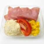 セブンイレブンのハムとポテトのサラダを比較する。税込価格：257円、カロリー：110kcal、1円あたりカロリー：0.43kcal/円、たんぱく質：4.4g、1円あたりたんぱく質：0.02g/円、脂質：5.1g、炭水化物：12.6g、糖質：10.5g、食物繊維：2.1g、食塩相当量：0.8g。ハムとポテトサラダと、生野菜が一緒に食べられるサラダです。アレルギー：卵、乳、小麦。