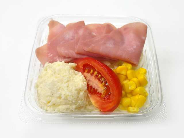 セブンイレブンのハムとポテトのサラダを比較する。税込価格：257円、カロリー：110kcal、1円あたりカロリー：0.43kcal/円、たんぱく質：4.4g、1円あたりたんぱく質：0.02g/円、脂質：5.1g、炭水化物：12.6g、糖質：10.5g、食物繊維：2.1g、食塩相当量：0.8g。ハムとポテトサラダと、生野菜が一緒に食べられるサラダです。アレルギー：卵、乳、小麦。