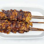 セブンイレブンの炭火焼き鳥 もも３本・皮２本入りを比較する。税込価格：626円、カロリー：391kcal、1円あたりカロリー：0.62kcal/円、たんぱく質：31g、1円あたりたんぱく質：0.05g/円、脂質：27.3g、炭水化物：5.3g、糖質：5.1g、食物繊維：0.2g、食塩相当量：2.5g。ももタレ３本、皮タレ２本の２種類を盛り合わせた串付きの炭火焼き鳥です。アレルギー：卵、乳、小麦。