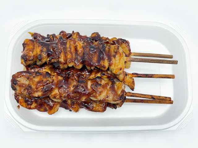 セブンイレブンの炭火焼き鳥 もも３本・皮２本入りを比較する。税込価格：626円、カロリー：391kcal、1円あたりカロリー：0.62kcal/円、たんぱく質：31g、1円あたりたんぱく質：0.05g/円、脂質：27.3g、炭水化物：5.3g、糖質：5.1g、食物繊維：0.2g、食塩相当量：2.5g。ももタレ３本、皮タレ２本の２種類を盛り合わせた串付きの炭火焼き鳥です。アレルギー：卵、乳、小麦。