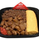 セブンイレブンのだし巻き玉子と焼き鳥弁当を比較する。税込価格：721円、カロリー：785kcal、1円あたりカロリー：1.09kcal/円、たんぱく質：38.4g、1円あたりたんぱく質：0.05g/円、脂質：32.1g、炭水化物：87.4g、糖質：83.8g、食物繊維：3.6g、食塩相当量：5.1g。原材料高騰により価格を６４８円（税抜）から６６８円（税抜）に変更させていただきます。だし巻き玉子と焼き鳥、鶏そぼろ、紅生姜を組み合わせたお弁当です。アレルギー：卵、小麦。
