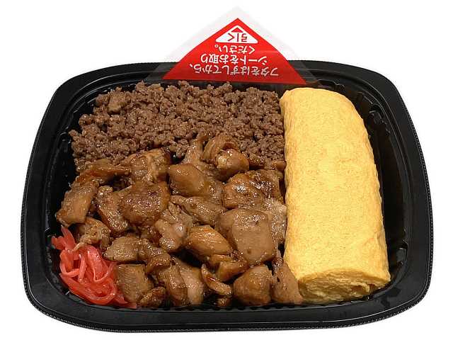 セブンイレブンのだし巻き玉子と焼き鳥弁当を比較する。税込価格：721円、カロリー：785kcal、1円あたりカロリー：1.09kcal/円、たんぱく質：38.4g、1円あたりたんぱく質：0.05g/円、脂質：32.1g、炭水化物：87.4g、糖質：83.8g、食物繊維：3.6g、食塩相当量：5.1g。原材料高騰により価格を６４８円（税抜）から６６８円（税抜）に変更させていただきます。だし巻き玉子と焼き鳥、鶏そぼろ、紅生姜を組み合わせたお弁当です。アレルギー：卵、小麦。