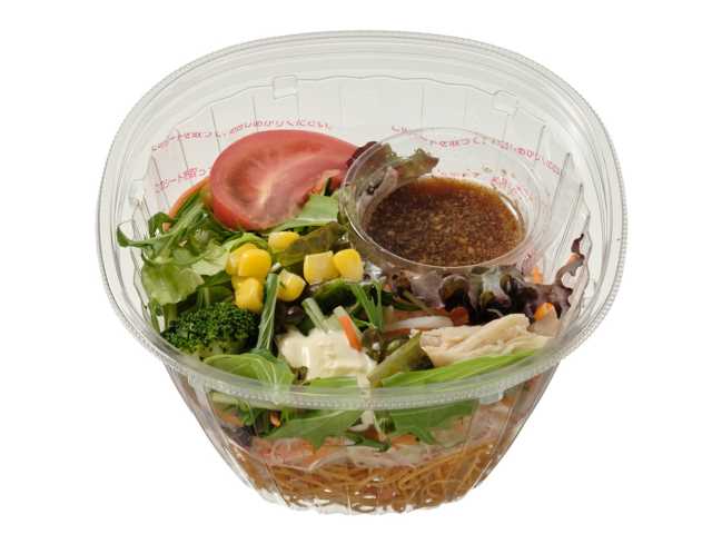 セブンイレブンのくずして食べるパリパリ麺のサラダを比較する。税込価格：430円、カロリー：342kcal、1円あたりカロリー：0.80kcal/円、たんぱく質：9.4g、1円あたりたんぱく質：0.02g/円、脂質：18.7g、炭水化物：36g、糖質：32.2g、食物繊維：3.8g、食塩相当量：2g。パリパリの麺をくずして野菜と一緒に食べる食感も楽しめる食事サラダです。醤油ベースのドレッシングにマヨネーズを合わせて食べられる仕立てです。アレルギー：卵、小麦。