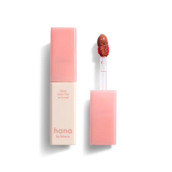 ファミリーマートのhana by hince ウォーターグラスティント 04キャラメル。税込価格：990円。水分がすっと唇に溶け込み、くすみにくく塗りたての発色が長時間続く水膜ティントです。ヒアルロン酸※を含むスキンケア成分も配合されているため、長時間つけていても乾燥しにくい仕様です。 ［数量限定］。